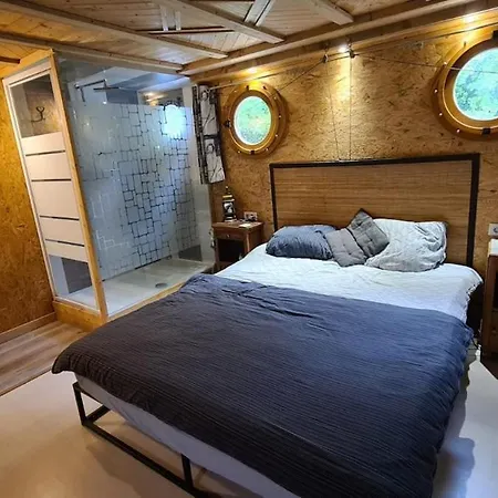 Romantic On A Houseboat Botel Châlons-en-Champagne