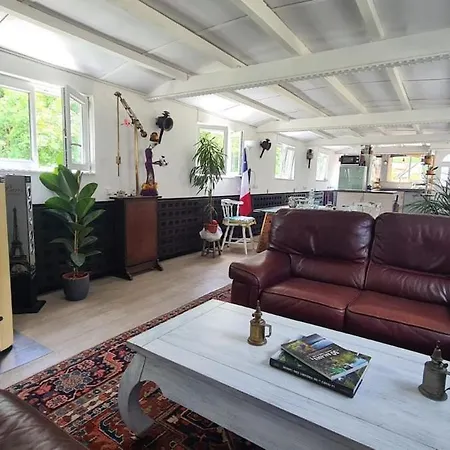 Botel Romantic On A Houseboat *