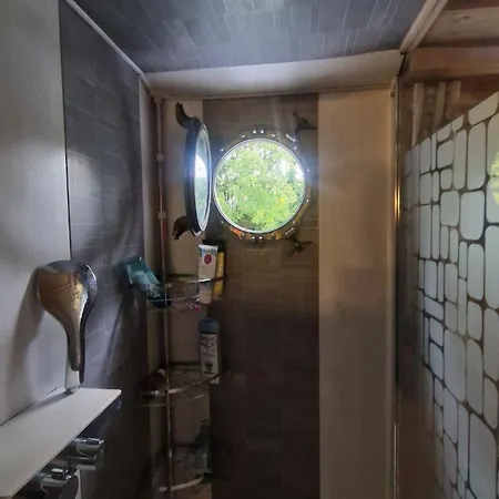 Romantic On A Houseboat Botel *
